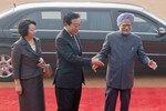 Perdana Menteri India Manmohan Singh (kanan) mendampingi Perdana Menteri Jepang Yoshihiko Noda (tengah) dan istrinya Hitomi sewaktu upacara penyambutan mereka di istana kepresidenan di New Delhi, 28 Desember. Selama pertemuan tahunan mereka, para pemimpin mencapai kesepakatan meliputi bisnis, ikatan ekonomi dan masalah keamanan. (Reuters)
