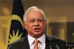 Perdana Menteri Malaysia Najib Razak berbicara dalam siaran televisi langsung di Kuala Lumpur pada tanggal 15 September 2011. Pidato Razak di hadapan Majelis Umum PBB tahun lalu menyerukan kepada umat dan para pemimpin berbagai agama mayoritas di dunia untuk melakukan sensor dan menolak kaum ekstremis mereka sendiri dan secara bersama mendukung "gerakan moderat." [Reuters]