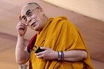 Pemimpin spiritual Tibet, Dalai Lama, berpidato pada tanggal 3 Januari selama sesi pengajaran pada hari ketiga festival Kalachakra di Bodhgaya, India. Sejumlah besar polisi dikerahkan karena kehadiran lebih dari 200.000 pengikut. Para petugas polisi menerima laporan intelijen berupa rencana untuk menyakiti Dalai Lama selama festival sepuluh hari itu. [Reuters]