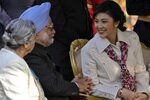Perdana Menteri Thailand Yingluck Shinawatra (kanan) berbincang-bincang dengan mitra India Manmohan Singh yang ditemani istrinya Gursharan Kaur (left), dalam sebuah resepsi di Rashtrapati Bhaban (istana kepresidenan) setelah parade Hari Republik di New Delhi pada tanggal 26 Januari 2012. Selama kunjungan tersebut, Singh dan Yingluck menghasilkan suatu perjanjian perdagangan bebas. [Reuters]