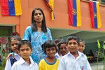 Kepala sekolah Ladang Bukit Jalil, Sitha Thangavaloo, berfoto bersama para pelajar yang mengikuti pelajaran sekolah Tamil di Malaysia, yang tumbuh berkembang meskipun harus menghadapi berbagai tantangan. [Foto oleh Grace Chen]