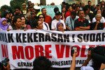 Aksi para pengunjuk rasa di Jakarta menentang Front Pembela Islam (FPI) pada hari Kamis (14 Februari). Masyarakat di ibu kota Indonesia menyatakan menentang taktik kekerasan yang digunakan oleh kelompok tersebut setelah masyarakat Kalimantan melakukan gerakan untuk menghalangi pembentukan cabang FPI di provinsi mereka. . [Foto oleh Pradipta Lakshmi]