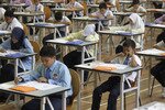 Para murid duduk mengerjakan ujian mereka di sebuah sekolah di Putrajaya, di luar Kuala Lumpur, pada tahun 2010. Pusat Kajian Kebijakan Umum, yang baru saja ini diberi peringkat sebagai wadah pemikir terbaik ke-16 di Asia, secara luas mengurus masalah pendidikan. [Reuters]