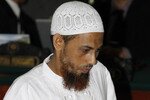 Umar Patek tiba di pengadilan pada 13 Februari. Patek, seorang militan Islam yang ditangkap di kota yang sama di Pakistan di mana pasukan AS membunuh Osama bin Laden, sedang diadili atas dakwaan merakit bom yang meledak di klub-klub malam Bali pada tahun 2002, membunuh 202 orang. [Reuters]