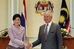 Perdana Menteri Thailand Yingluck Shinawatra dan rekannya dari Malaysia, Najib Razak, berjabat tangan setelah konferensi pers bersama di Putrajaya, di dekat Kuala Lumpur pada tanggal 20 Februari 2012. Najib berjanji bahwa Malaysia akan membantu Thailand dalam menuntaskan kekerasan di provinsi-provinsi selatannya yang bergolak. [Reuters]
