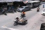 Sebuah tangkapan layar siaran CCTV yang diterbitkan oleh Kotamadya Yala menunjukkan truk bak terbuka Isuzu berwarna abu-abu yang meledak hari Sabtu (31 Maret) di jantung kawasan niaga Yala. [Kotamadya Yala]