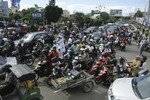 Penduduk yang mengemudikan sepeda motor dan mobil memadati jalanan di Banda Aceh, saat menuju dataran yang lebih tinggi setelah gempa bumi berkekuatan 8,6 skala Richter melanda Sumatra pada hari Rabu (11 April). Para penduduk di sekitar wilayah itu mengevakuasi bangunan-bangunan, teringat akan gempa bumi besar dan bencana tsunami di tahun 2004. Tidak ada laporan langsung akan korban jiwa atau kerusakan. [Junaidi Hanafiah/Reuters]