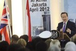 Perdana Menteri Inggris David Cameron berceramah di Universitas Al-Azhar di Jakarta, hari Kamis (12 April). Penghormatan bangsa Indonesia terhadap demokrasi dan kelompok-kelompok agama minoritas harus menjadi contoh bagi negara-negara Islam lainnya, katanya pada para hadirin. [Adi Weda/Reuters]