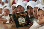 Para siswa sekolah dasar Aceh mendengarkan petunjuk-petunjuk pada latihan Tsunami yang diberikan oleh Palang Merah Indonesia di pinggiran Banda Aceh. Indonesia telah membuat langkah besar dalam mengajarkan warganya mengenai ancaman bencana tersebut, namun para pengamat menyatakan masih banyak yang harus dilakukan untuk meningkatkan kesiap-siagaan. [Tarmizy Harva/Reuters]