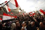 Para pengunjuk rasa mengayunkan bendera saat menyerukan slogan anti-pemerintah selama demonstrasi massa di Lapangan Tahrir di Kairo, Mesir, pada tanggal 8 Februari 2011. Pemberontakan populer yang diketahui sebagai Musim Semi Arab sangat bertentangan dengan program ekstrimisme keras dari al-Qaeda. Jajak pendapat baru-baru ini menemukan lebih dari 70% penduduk Mesir tidak menyukai al-Qaeda. [Dylan Martinez/Reuters]