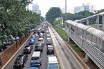 Dengan jumlah kendaraan terbesar di Asia Tenggara yang mencapai hampir 51 juta mobil, kemacetan lalu lintas meningkat di Indonesia. Pada tahun 2011, sekitar 880.000 mobil baru meluncur di jalanan. [Foto oleh Yamko Rambe/Reuters]