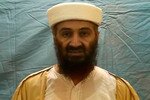 Osama bin Laden tampak dalam cuplikan gambar dari video tidak bertanggal yang berasal dari tempat persembunyiannya di Abbottabad setelah kematiannya pada tanggal 2 Mei 2011. Ribuan dokumen yang ditemukan di tempat itu dirilis pada tanggal 3 Mei. [Reuters]