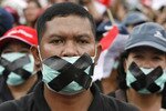 Warga menutup mulut mereka sebagai tanda protes selama unjuk rasa di Jakarta pada tanggal 15 Agustus 2010, menuntut pemerintah bertindak lebih baik untuk melindungi kebebasan beragama dan menghukum kelompok-kelompok garis keras yang telah menyerang agama minoritas. Umat Muslim Syiah adalah salah satu kelompok yang baru-baru ini mengalami tekanan di Indonesia meskipun negara ini dikenal toleran dan menganut pluralisme. [Supri/Reuters] 
