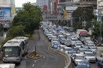Kendaraan terjebak dalam kemacetan lalu lintas di kawasan pusat bisnis di Jakarta pada bulan Januari. Pemerintah berniat membatasi penjualan mobil dengan peraturan baru yang ditetapkan akan mulai berlaku pada bulan Juni. [Reuters/Supri]