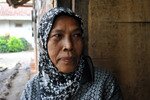 Lale Aishah adalah wanita bangsawan Sasak yang tetap tidak menikah karena takut diusir oleh keluarganya di desa Batu Jai, Lombok Tengah, Nusa Tenggara Barat. Dia berusia 60 tahun ini dan hidup dalam kemiskinan. [Maya Karim/Khabar]