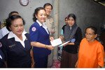 Mahasiswi Narathiwat Arsuror Mahama (kedua dari kanan) menerima 10.000 baht ($ 313) yang memungkinkannya pergi ke Chonburi untuk menuntut ilmu kedokteran gigi di bawah beasiswa pemerintah.