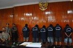 Kepolisian menampilkan enam dari tujuh tertuduh yang ditahan sehubungan dengan pemboman September 2011 di Ambon, provinsi Maluku di Markas Besar Kepolisian pada tanggal 21 Mei. [Petrus Oratmangun/Khabar]