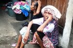 Dua wanita yang sudah tua beristirahat di beranda di Kampung Pertanian Tengah, Jakarta Timur. Daerah kumuh ini dikenal sebagai Kampung Pengemis. Setiap bulan Ramadan, tempat ini dihuni para pengemis musiman yang datang ke Jakarta dan kota-kota besar lainnya untuk meminta sedekah. [Zahara/Khabar].