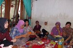 Dalam sebuah pertemuan tertanggal 24 Juli, para anggota Forum Perempuan Mandiri (FPM) di Jombang, Jawa Timur saling berbagi pengalaman mereka terkait kekerasan dalam rumah tangga. Forum ini memberi tempat bagi kaum wanita untuk saling membantu dan mempelajari keterampilan wirausahawan. [Michael Watopa/Khabar]