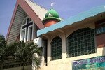 Sejak tahun 1959, Masjid Al-Muqarrabien dan Gereja Masehi Injil Sangihe Talaud Mahanaim telah berdiri berdampingan secara rukun di Tanjung Priok, Jakarta Utara. Para jemaat dan warga yang bermukim di daerah itu menyatakan bahwa mereka hidup berdampingan dengan damai. [Yenny Herawati/Khabar].