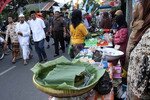 Walikota Yogyakarta Haryadi Suyuti (tengah, berkopiah hitam) menikmati suasana pasar musiman Ramadhan di Kampung Jogokaryan, Yogyakarta pada tanggal 20 Juli. [Arunglantara/Khabar].