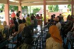 Warga kecamatan Kartoharjo di Madiun, Jawa Timur menghadiri acara pada tanggal 20 Juli yang diadakan oleh gereja-gereja di wilayah itu. Pasokan sembako dan layanan kesehatan gratis diberikan kepada masyarakat yang membutuhkannya, tanpa memandang agama, untuk menandai awal Ramadhan. [Yenny Herawati/Khabar]