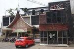 Café de'Most di Jakarta Selatan (kanan) terlantar dalam kegelapan dua minggu setelah dirazia oleh sebuah kelompok Muslim garis keras. Kepolisian menyegel café itu karena menyuguhkan alkohol semasa Ramadhan – tapi juga mendakwa 23 orang dalam serangan tanggal 29 Juli itu. [Elisabeth Oktofani/Khabar]