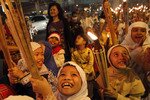 Anak-anak berbaris di jalanan dengan membawa obor untuk menandai akhir bulan berpuasa umat Muslim, yaitu Ramadhan, dan mulainya perayaan Idul Fitri di Jakarta pada tanggal 30 Agustus 2011. Tahun ini, umat Islam dari Nahdlatul Ulama maupun Muhammadiyah tampaknya akan merayakan acara ini pada hari yang sama. [Supri/Reuters].