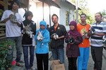 Essy Purwaningtyas (kedua dari kiri) serta mahasiswa lainnya dari Universitas Negeri Yogyakarta memamerkan kelinci dari program yang mereka ikut pelopori untuk memberdayakan para penyandang cacat di desa Karangpatihan di Ponorogo, Jawa Timur. [Yenny Herawati/Khabar]