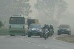 Asap dari kebakaran hutan menyelimuti sebuah jalanan di Dumai, Riau pada tanggal 26 Juni. Ketika kabut asap dengan tingkat tidak sehat dari kebakaran hutan di Riau melanda Singapura dan sebagian dari Malaysia, Indonesia menggunakan hujan buatan untuk mengendalikannya. [M.Rida/Khabar]