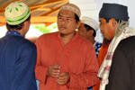 Ali Fauzi (tengah) berbicara kepada sesama jamaah di masjid Baitul Muttaqin di Tenggulun, Jawa Barat pada tanggal 7 November 2008. [Adek Berry/AFP]