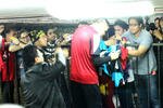 Kiper Arsenal Wojciech Szczesny menandatangani baju jersey seorang penggemar setelah pelatihan terbuka di Stadion Utama Gelora Bung Karno Jakarta pada tanggal 13 Juli. Arsenal mengunjungi Jakarta sebagai perhentian pertama dari tur pra-musim mereka ke Asia. [Zahara Tiba/Khabar]