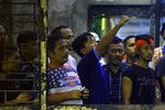 Para tahanan terlihat dari balik jendela dari Lembaga Pemasyarakatan Tanjung Gusta di Medan, Sumatra Utara pada tanggal 12 Juli, menyusul kerusuhan dan kebakaran di malam sebelumnya. Lima orang tewas dan lebih dari 200 tahanan melarikan diri, termasuk empat teroris yang keberadaannya masih belum diketahui. [Atar/AFP].