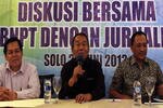 Kepala Badan Nasional Penanggulangan Terorisme, Ansyaad Mbai, berpidato di depan wartawan di Solo, Jawa Tengah, pada tanggal 26 Juni. Ansyaad memperingatkan warga tentang perkembangan baru mengenai penggunaan bom cair oleh teroris di wilayah tersebut. [M. Wismabrata/Khabar]. 