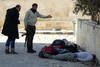 Para pejuang pemberontak memandang mayat para pria yang diborgol dan ditutup matanya, yang diduga dieksekusi oleh Negara Islam Irak dan Levant (ISIL) yang terkait al-Qaeda. [Mahmud al-Halabi/AFP]