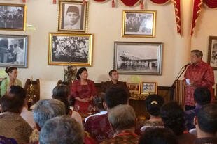 Presiden Susilo Bambang Yudhoyono (kanan) menerima Penghargaan Soekarno, penghargaan kenegarawanan yang dinamakan atas presiden pertama Indonesia pada tanggal 7 Mei di Bali. [Muhammad/Khabar]