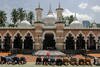Masyarakat Malaysia berdoa di Masjid Jamek di Kuala Lumpur pada tanggal 9 Mei. [Mohammad Rasfan/AFP]