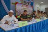 Para imam dan pemimpin lokal lainnya di Distrik Sungai Kolok menandatangani Nota Kesepahaman pada 15 Juni, yang berisi janji memerangi narkoba, perjudian dan kejahatan lainnya. [Rapee Mama/Khabar] 