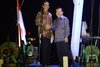 Presiden terpilih Indonesia Joko "Jokowi" Widodo (kiri), berjabat tangan dengan rekan pasangannya Jusuf Kalla usai memberikan pidato kemenangannya di daerah pelabuhan Jakarta, Selasa (22 Juli). Komisi Pemilihan Umum menetapkan Jokowi sebagai pemenang bahkan setelah lawannya Prabowo Subianto, menarik diri hanya beberapa jam sebelum hasil penghitungan resmi diumumkan. [Romeo Gacad /AFP] 