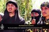 Seorang lelaki yang mengaku bernama Abu Muhammad al-Indonesi (si orang Indonesia), kiri, tampak di sebuah video propaganda ISIL yang diterbitkan 23 Juli di YouTube. Kata-katanya, yang diucapkan dalam Bahasa Indonesia, mengalir seiring dengan terjemahan Bahasa Inggris di bagian bawah tayangan video. [YouTube] 