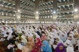 Umat Islam membaca Al-Qur'an di Masjid Agung Istiqlal pada 4 Mei di Jakarta, sebagai bagian dari "Satu Hari Satu Juz", sebuah program yang mendorong umat Islam untuk menjalankan hidup berdasarkan kitab suci agama Islam. Lebih dari 90% dari 250 juta penduduk Indonesia adalah Muslim moderat. [Adek Berry/AFP]