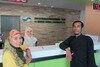 Petugas Keuangan dari As-Siddeek Islamic Co-operative Limited, Sulaiman Oromlong (kanan), dengan nasabah, Suwanna Laetha (kiri) dan seorang teller di cabang utama AIC di Hat Yai. [Somchai Huasaikul/Khabar] 