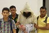 Para petugas Imigrasi Filipina mengawal Robert Musa Cerantonio (tengah) di bandara Manila pada 11 Juli. Cerantonio, yang di media sosial mengaku berjuang di Timur Tengah, ternyata selama ini berada di Filipina. [AFP] 