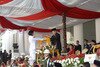 Presiden Susilo Bambang Yudhoyono menyerahkan bendera nasional kepada pelajar Juana Gita Medinnas Janis dalam upacara Hari Kemerdekaan ke-69 di istana presiden, Jakarta, 17 Agustus. [Adek Berry/AFP] 