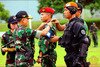  Jenderal Moeldoko (kiri), Panglima Tentara Nasional Indonesia (TNI), menyematkan tanda khusus pada seragam seorang tentara dalam upacara pembukaan Tri Matra IX, latihan gabungan antara satuan-satuan TNI yang berbeda di Bandara Halim Perdanakusuma di Provinsi Banten pada tanggal 1 Desember. [Pemberian TNI] 